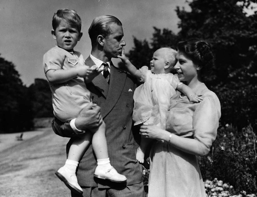 Nesta foto de arquivo de agosto de 1951, a princesa Elizabeth está com seu marido, o duque de Edimburgo e seus filhos, o príncipe Charles e a princesa Anne, na residência do casal em Londres (Foto: Eddie Worth/AP/Arquivo)